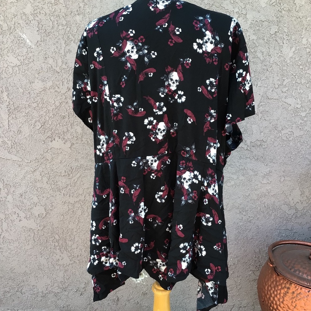Torrid Skull and Flowers Challis Top - Picture 7 of 11
